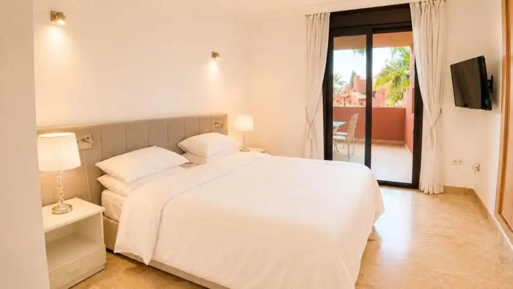 Dormitori de Apartament de lloguer en Estepona amb Aire condicionat, Terrassa i Traster