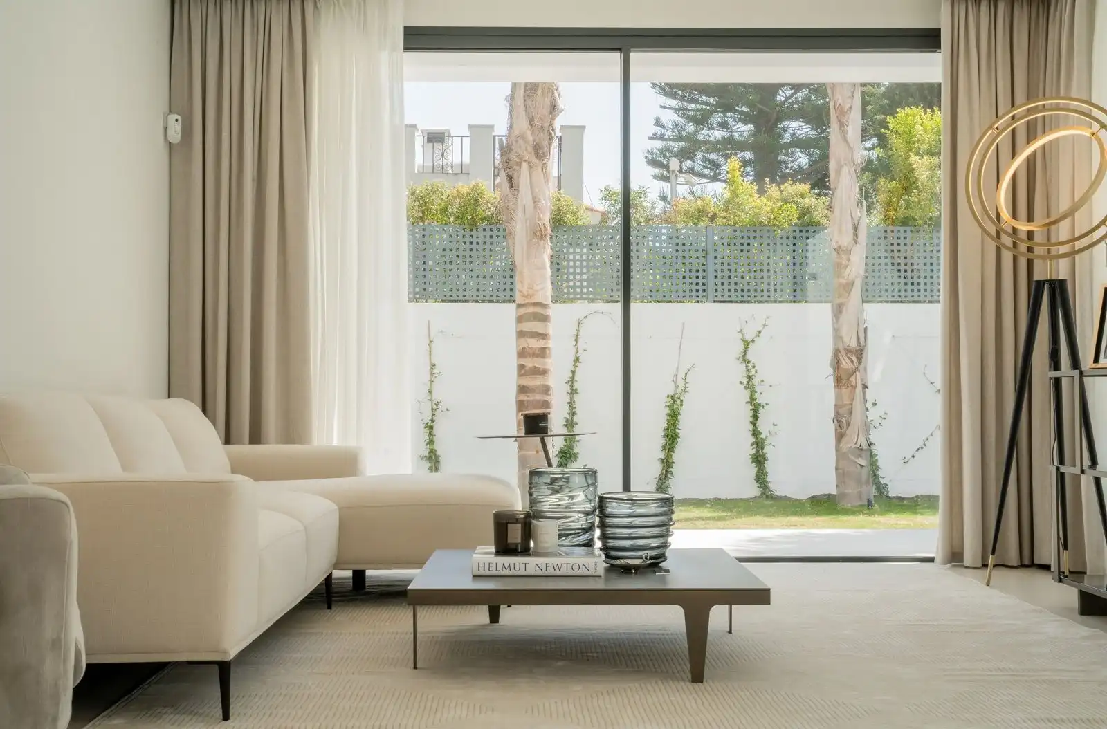 Sala de estar de Casa o chalet en venta en Marbella con Aire acondicionado, Calefacción y Jardín privado