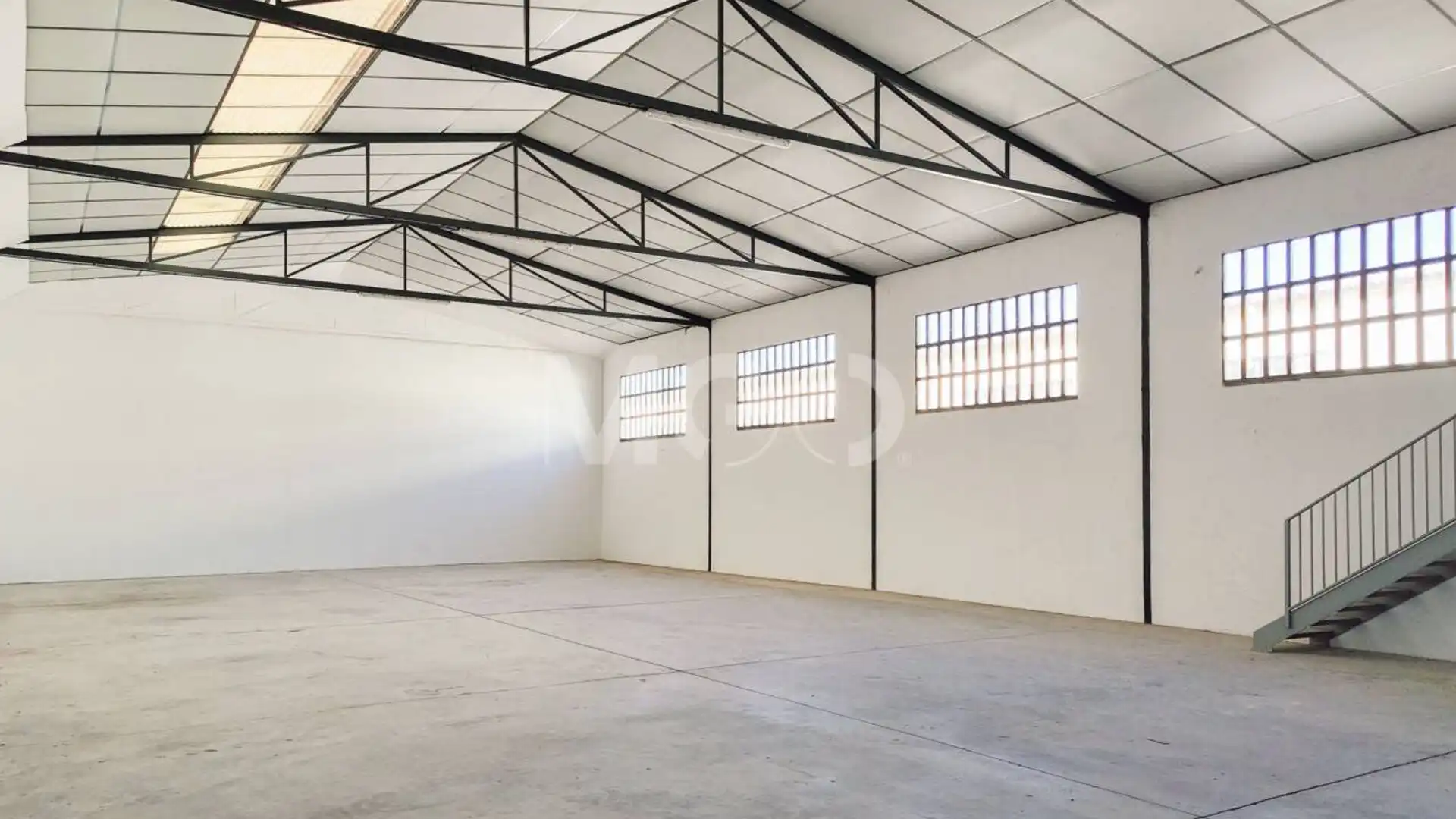 Außenansicht von Fabrikhallen zum Verkauf in Vic