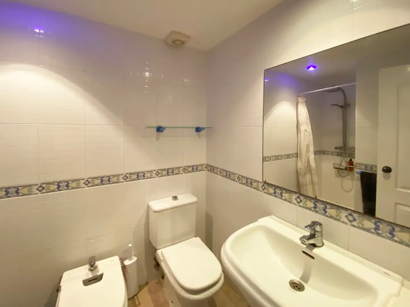 Badezimmer von Maisonette zum Verkauf in Pals mit Heizung, Terrasse und Ofen