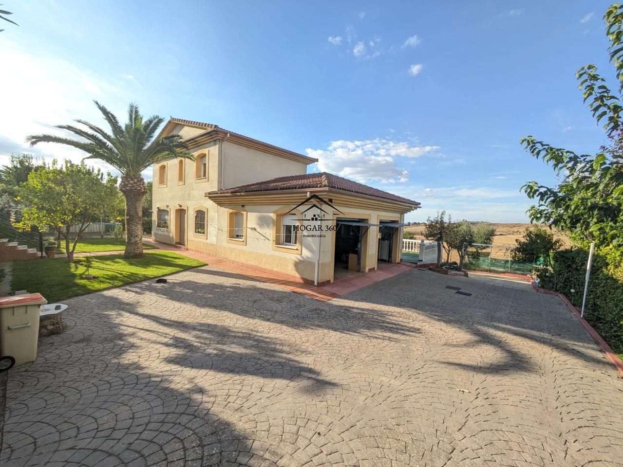 Vista exterior de Casa o xalet en venda en Cáceres Capital amb Piscina comunitària