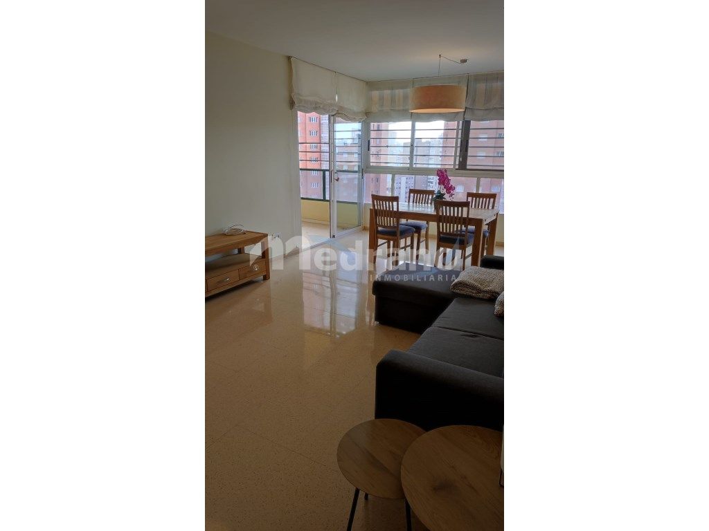 Sala de estar de Piso de alquiler en Benidorm con Aire acondicionado, Jardín privado y Piscina
