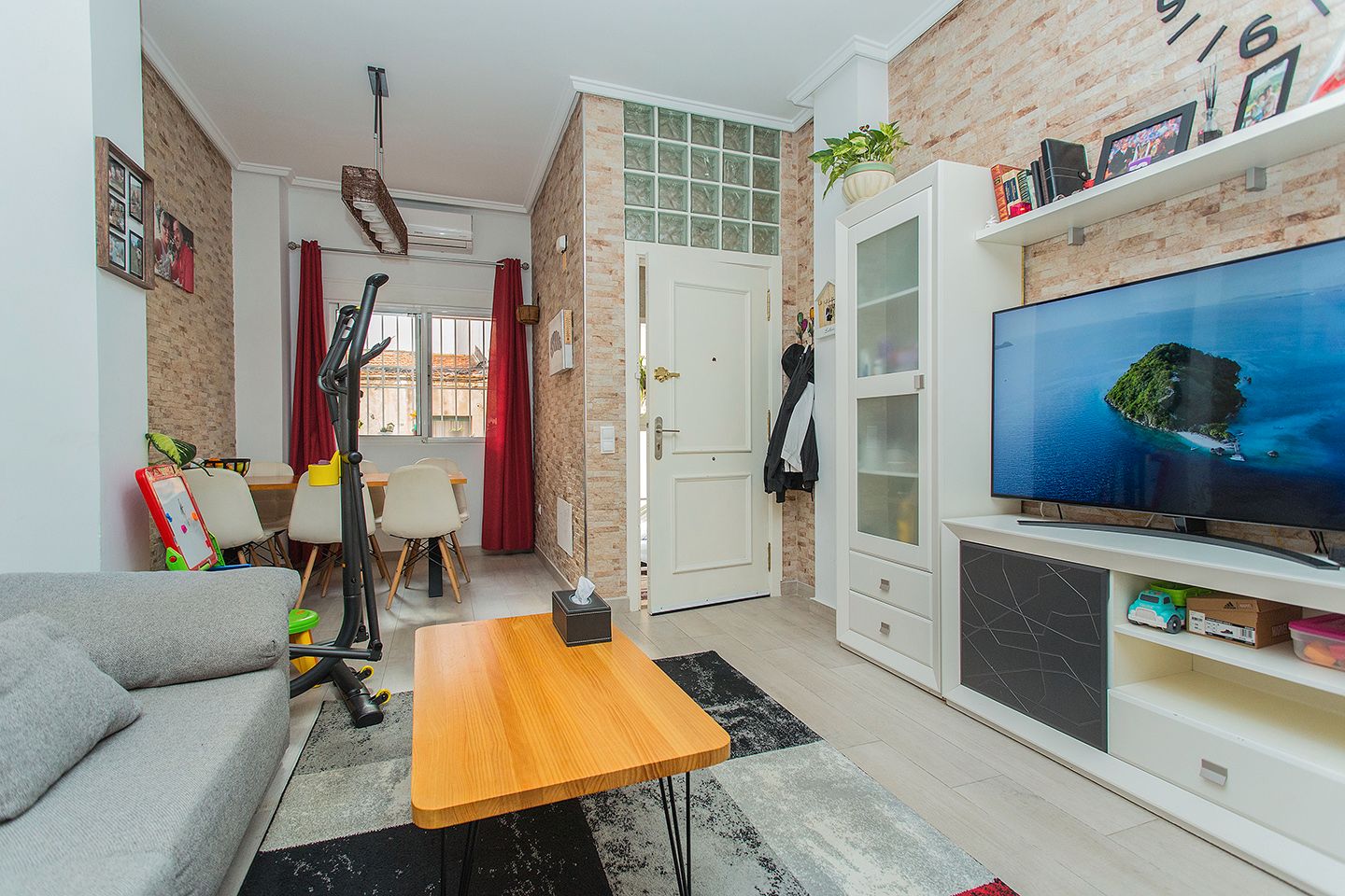 Sala d'estar de Apartament en venda en Torrevieja amb Calefacció, Terrassa i Moblat