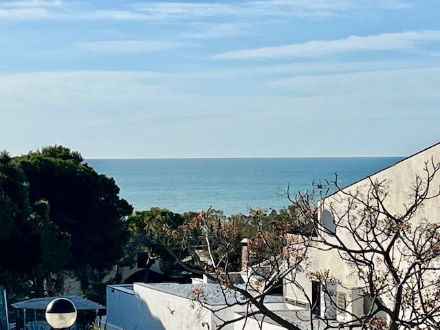 Vista exterior de Casa o xalet en venda en Vilanova i la Geltrú amb Aire condicionat, Calefacció i Jardí privat