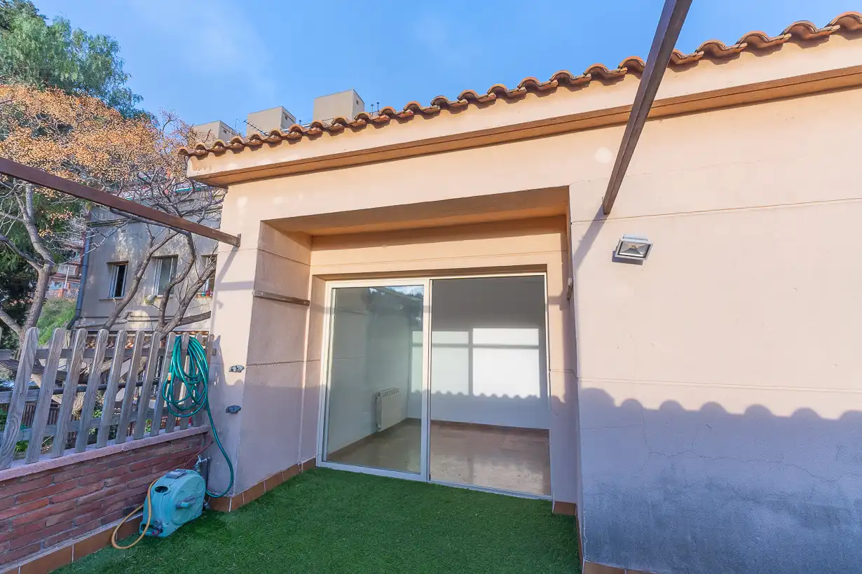 Vista exterior de Dúplex en venta en Barcelona con Calefacción, Jardín privado y Terraza