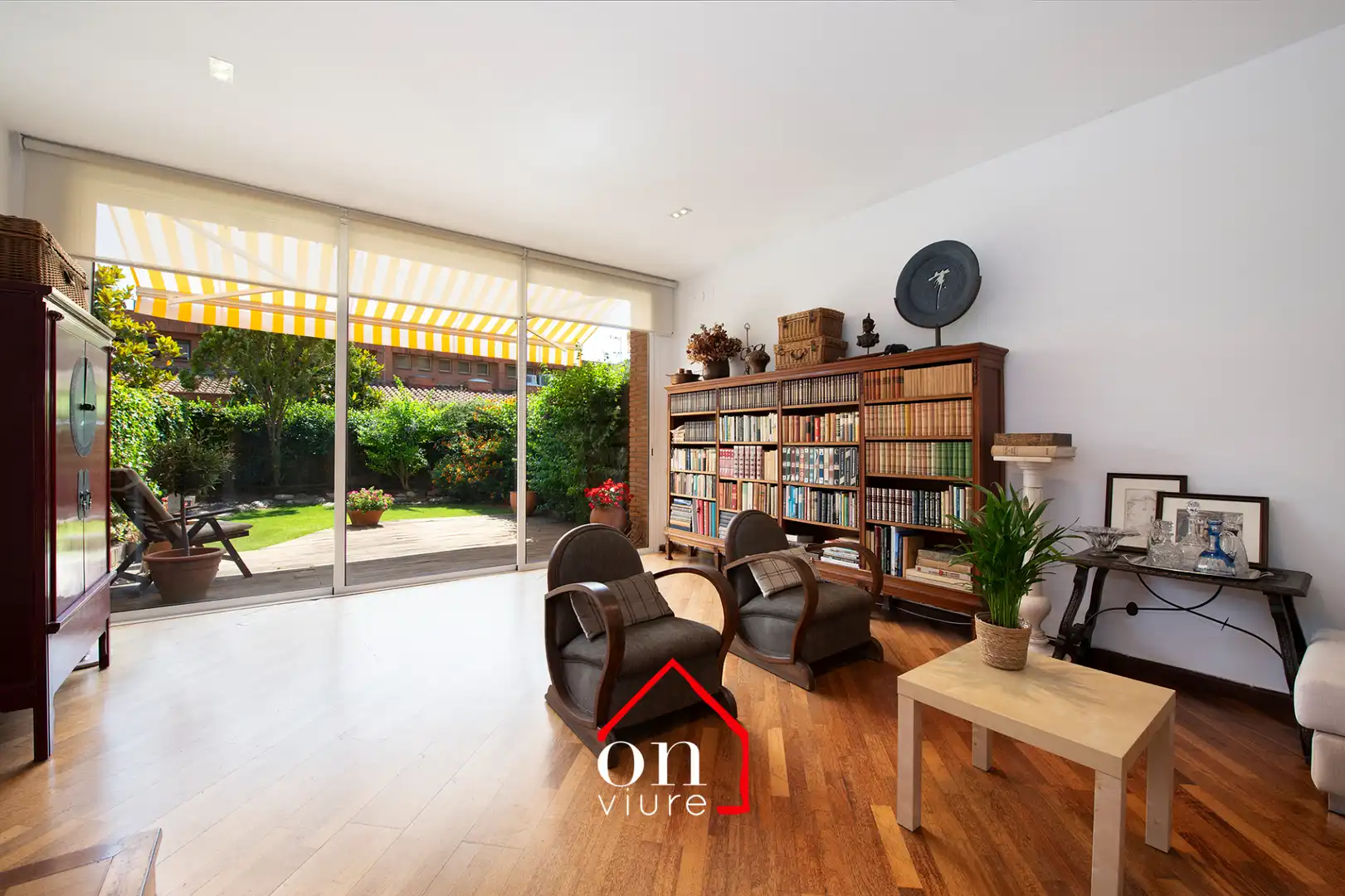 Sala d'estar de Casa o xalet en venda en Sant Cugat del Vallès amb Calefacció, Jardí privat i Terrassa