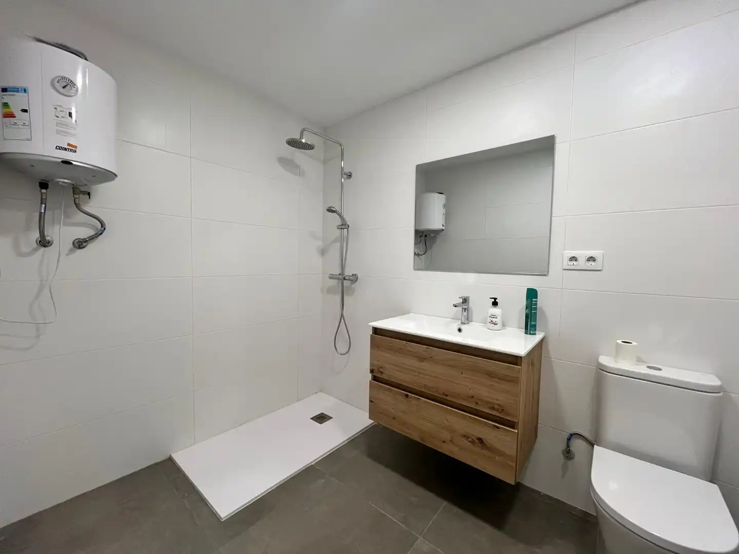 Badezimmer von Fabrikhallen zur Miete in Zaratamo