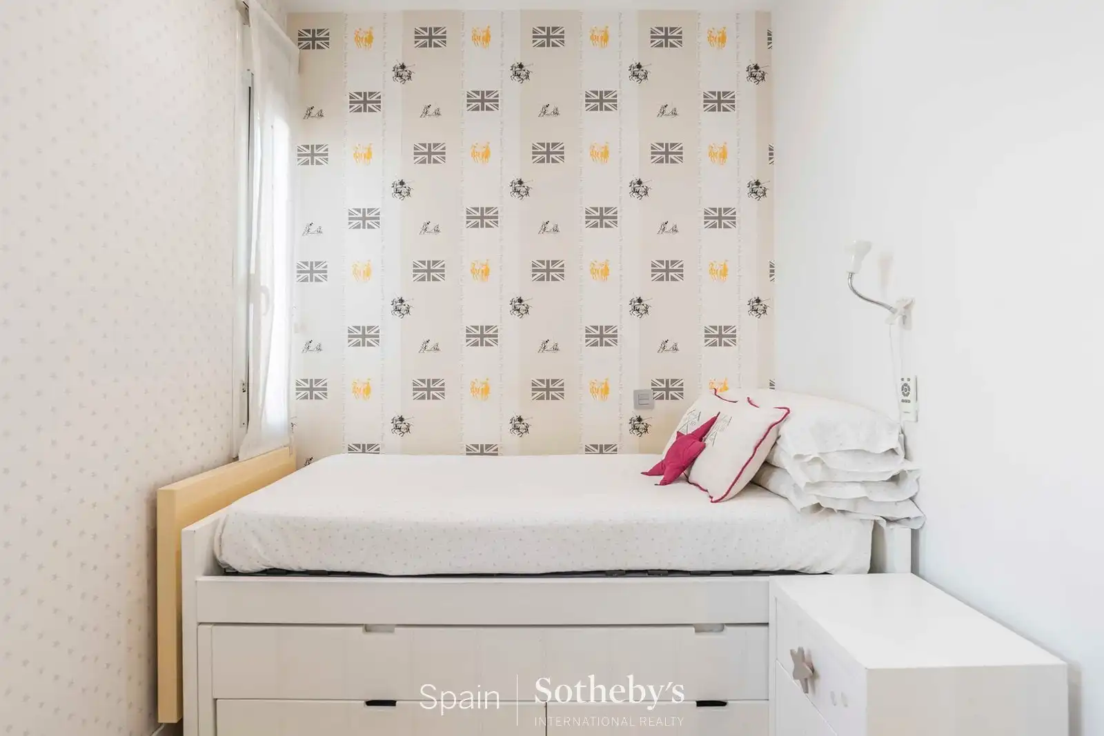 Dormitori de Apartament en venda en Madrid amb Aire condicionat, Calefacció i Terrassa