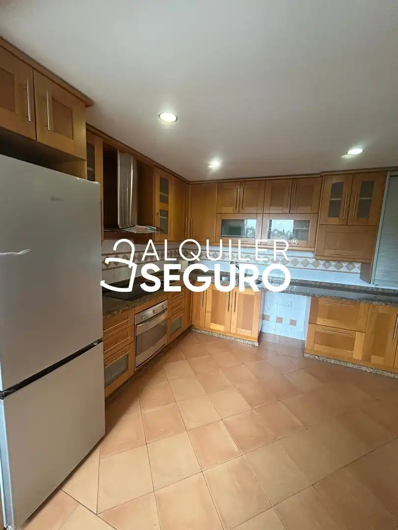 Cuina de Pis de lloguer en Granada amb Aire condicionat, Calefacció i Terrassa