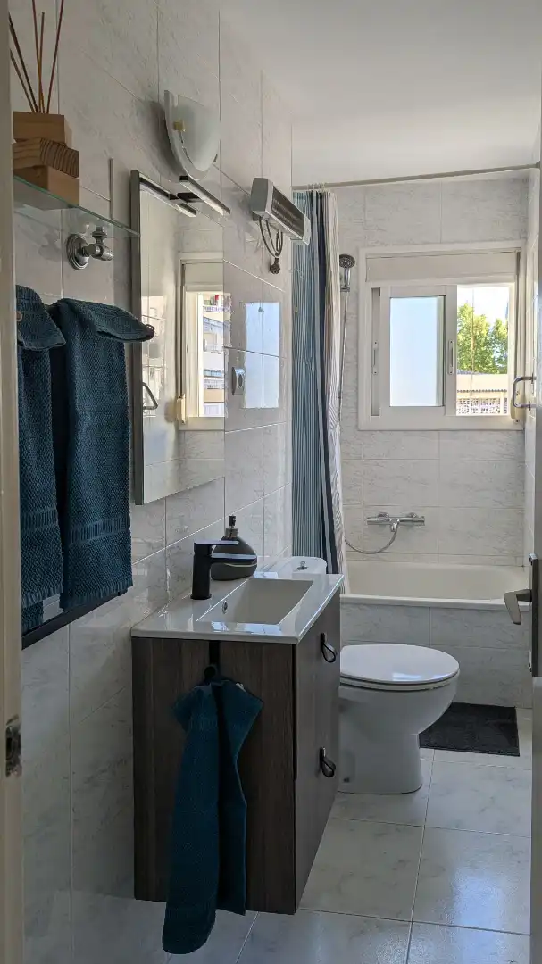 Baño de Apartamento en venta en Salou con Terraza, Amueblado y Lavadora
