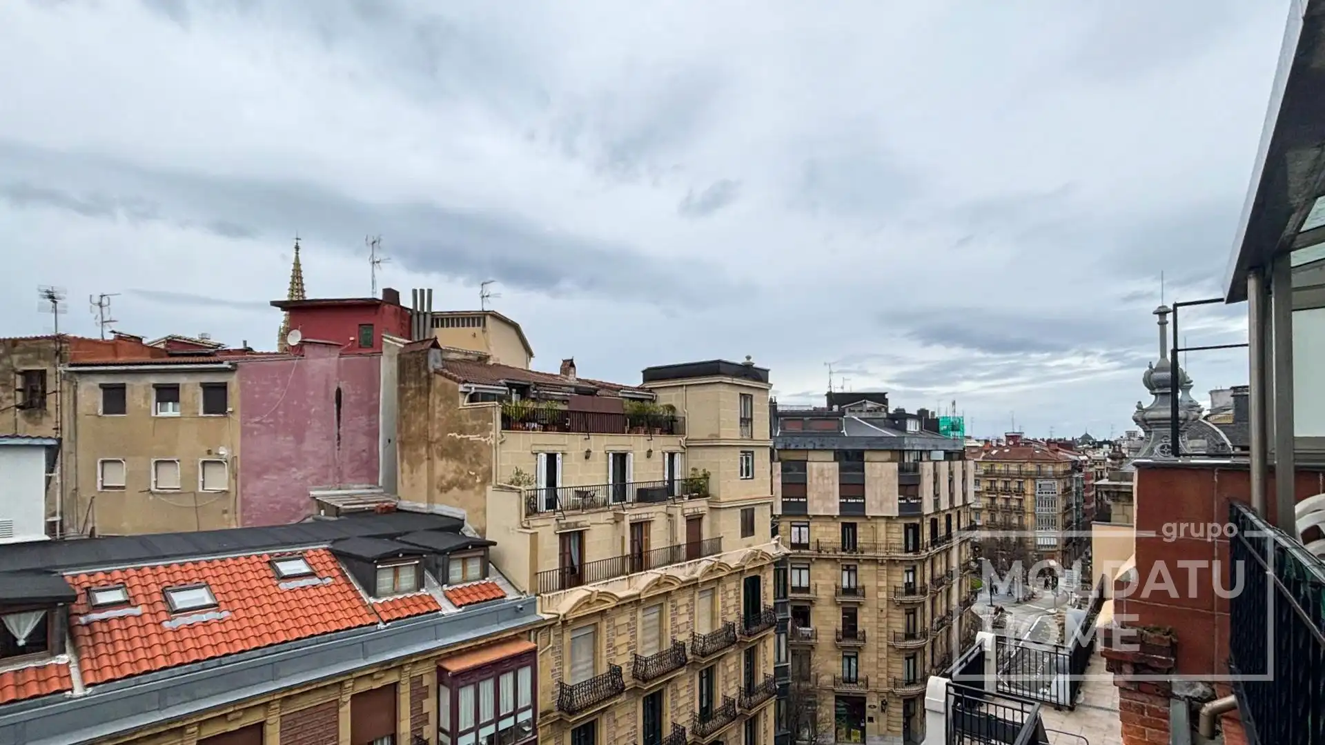 Vista exterior de Pis en venda en Donostia - San Sebastián  amb Calefacció, Terrassa i Moblat