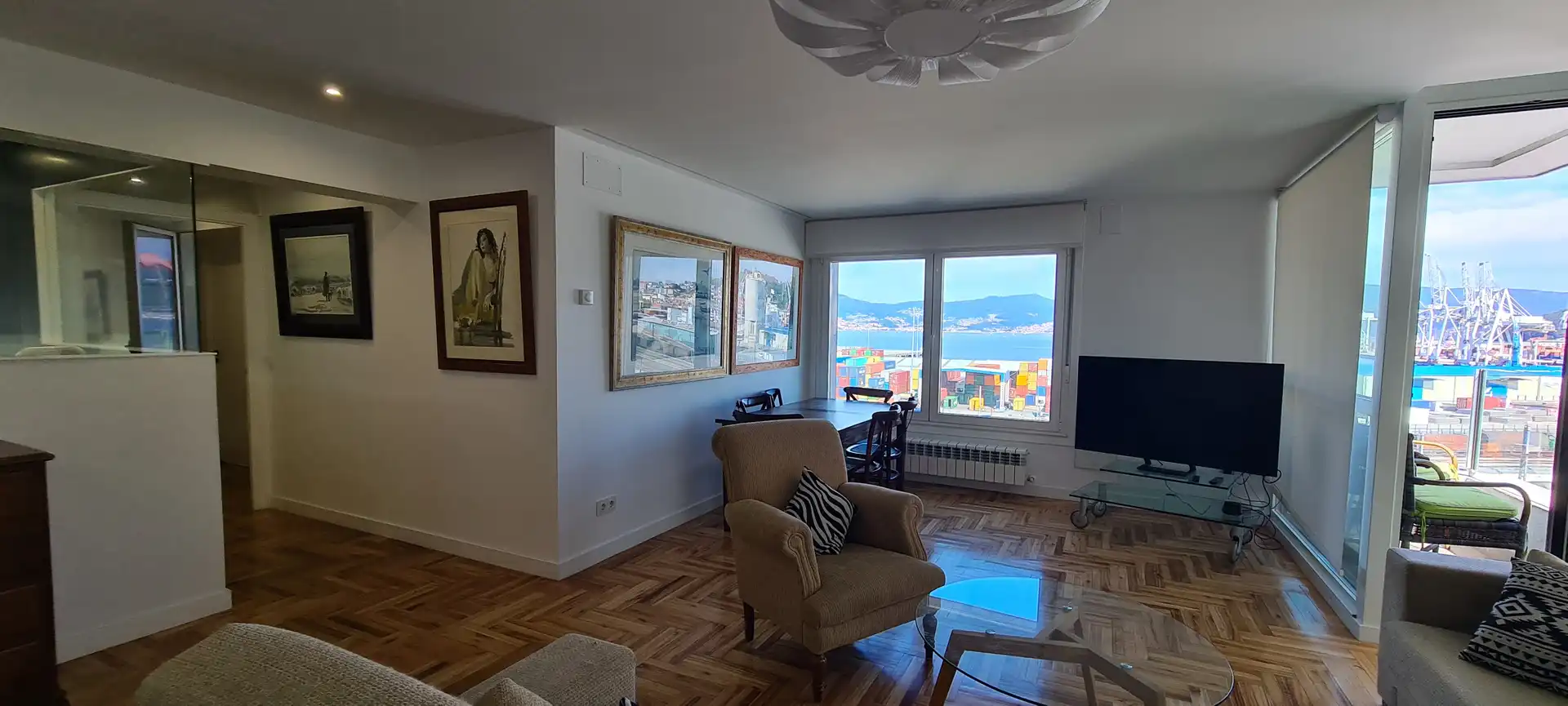 Sala de estar de Piso de alquiler en Vigo  con Calefacción, Parquet y Amueblado