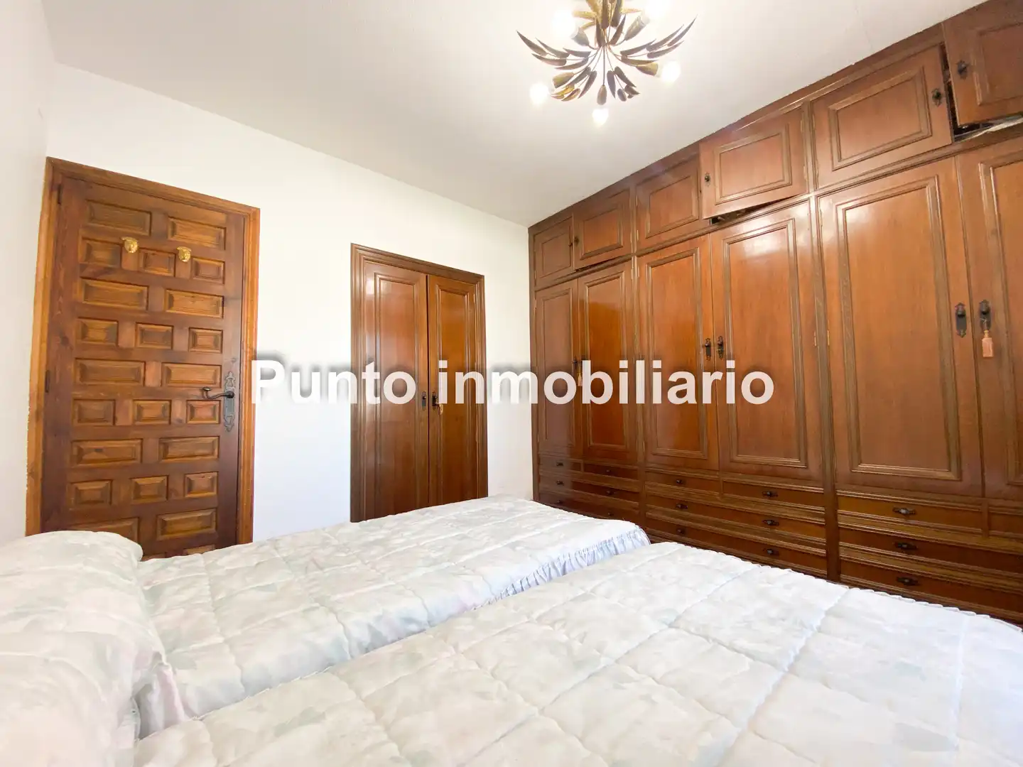 Habitación de Casa adosada en venta en Tudela de Duero con Calefacción, Jardín privado y Terraza