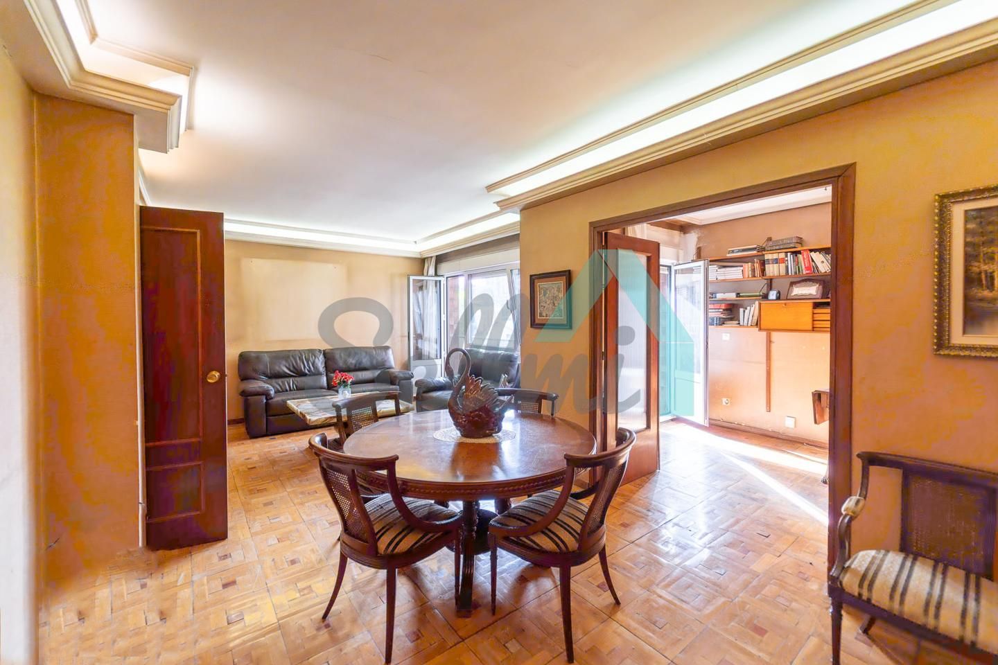 Sala d'estar de Pis en venda en Oviedo  amb Calefacció, Parquet i Terrassa