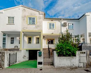 Vista exterior de Casa adosada en venda en Navamorcuende amb Calefacció, Jardí privat i Terrassa