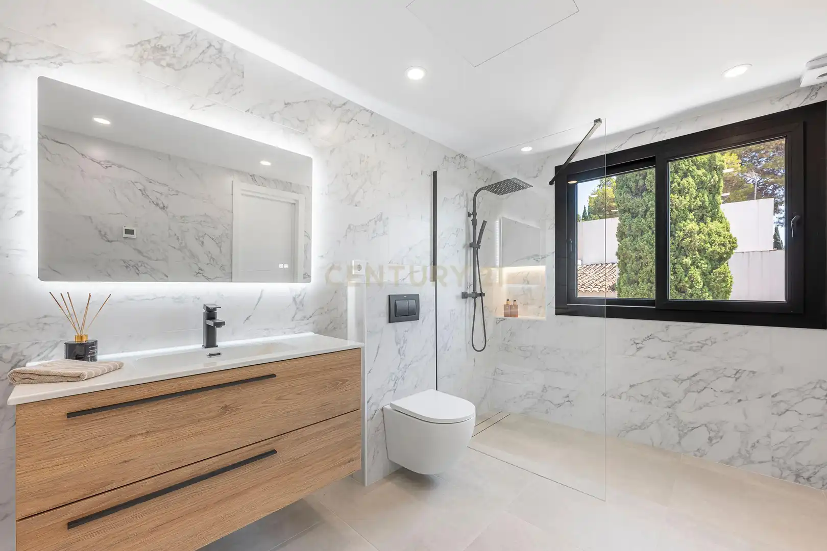 Badezimmer von Haus oder Chalet zum Verkauf in Marbella mit Klimaanlage, Privatgarten und Abstellraum