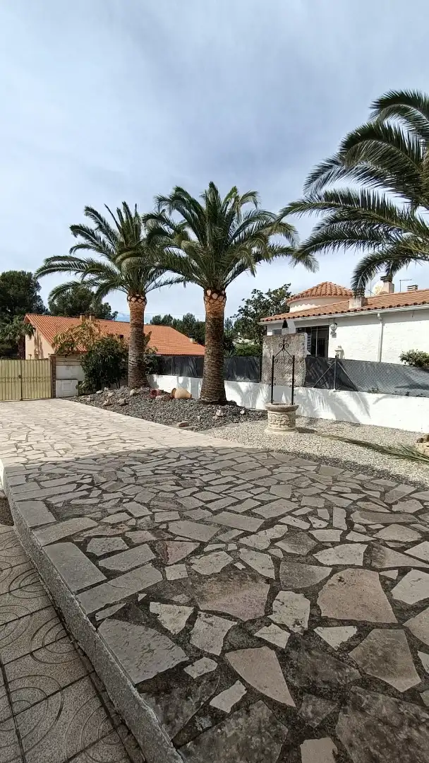 Vista exterior de Casa o xalet en venda en Mont-roig del Camp amb Aire condicionat, Calefacció i Jardí privat