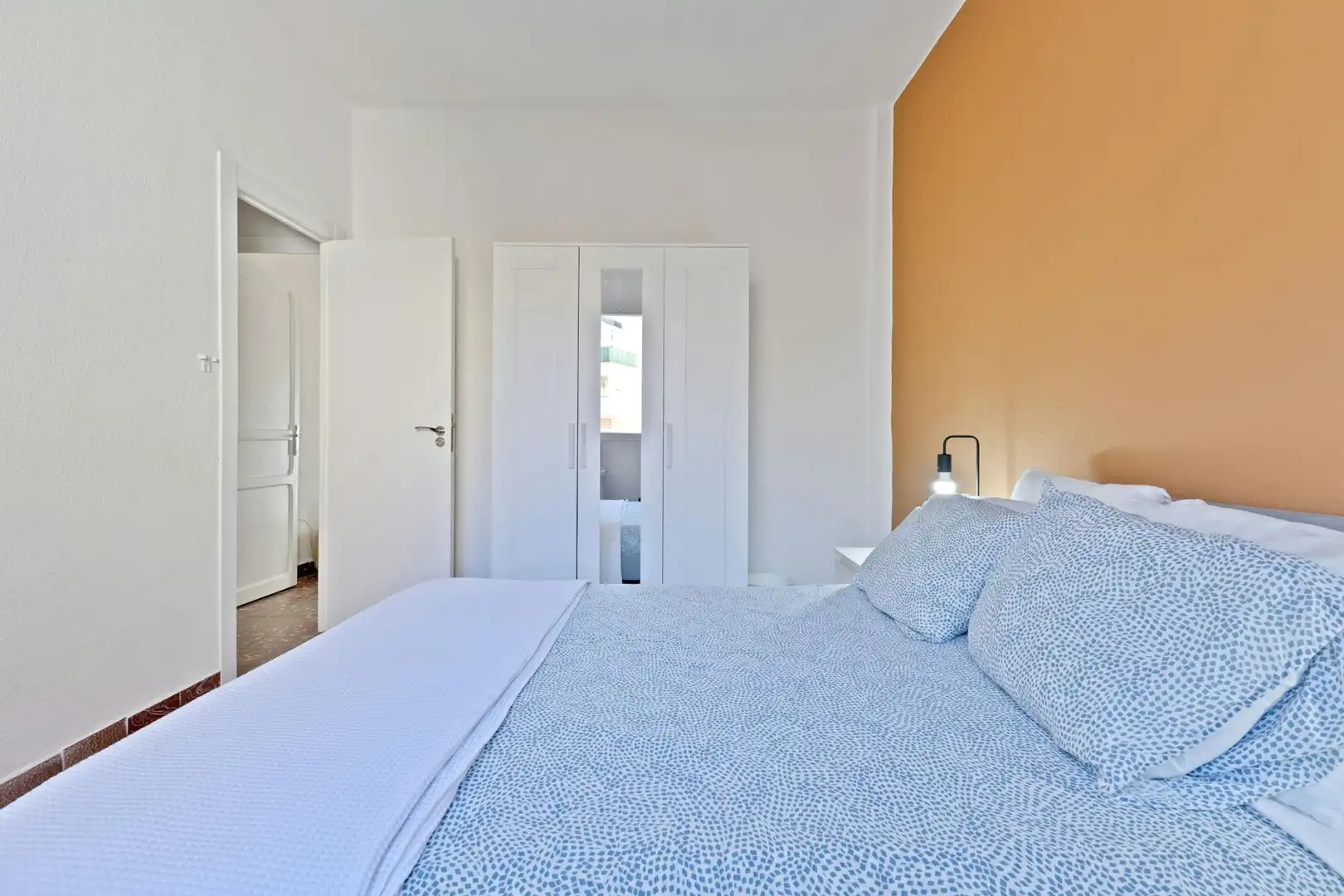 Schlafzimmer von Wohnung zur untervermieten in Valencia mit Möbliert, Waschmaschine und Fernseher