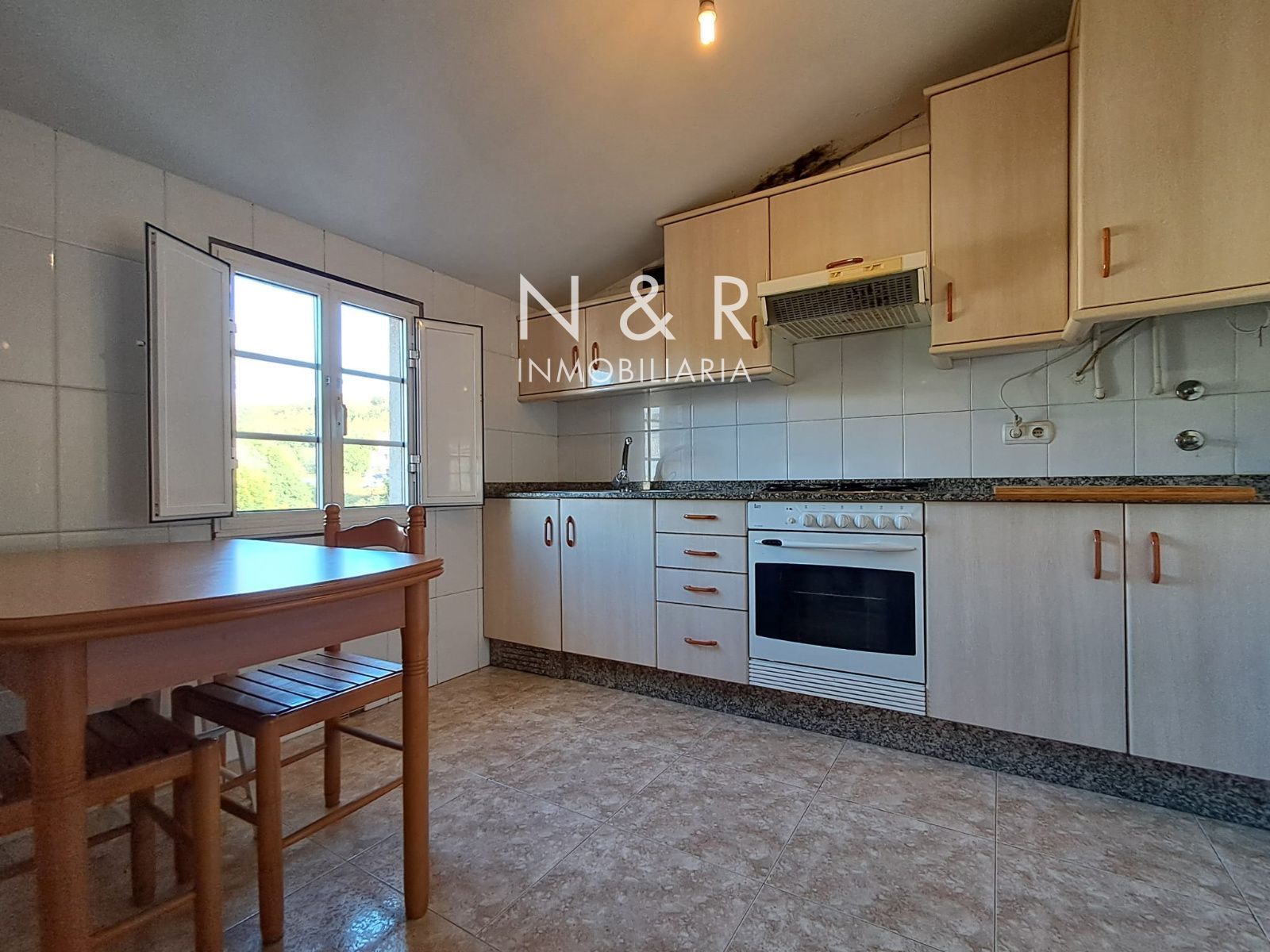 Cuina de Àtic de lloguer en Santiago de Compostela  amb Calefacció i Moblat