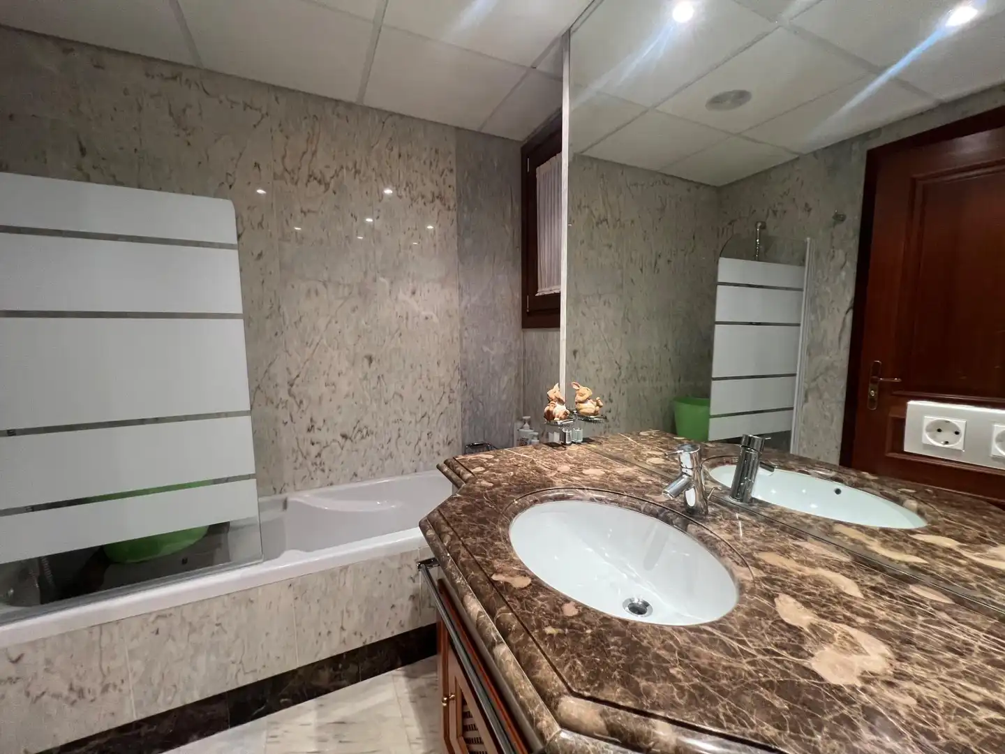 Badezimmer von Wohnung zum Verkauf in Estepona mit Klimaanlage, Privatgarten und Terrasse
