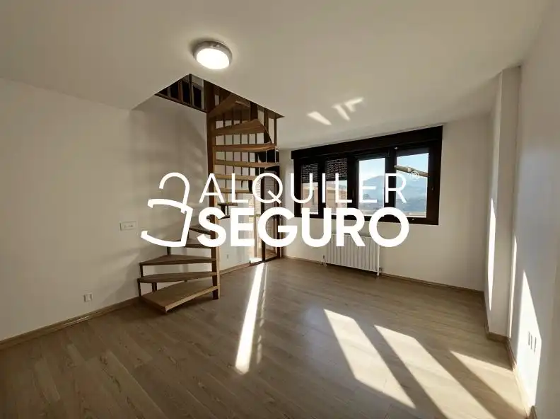 Sala d'estar de Àtic de lloguer en Las Rozas de Madrid amb Calefacció i Terrassa