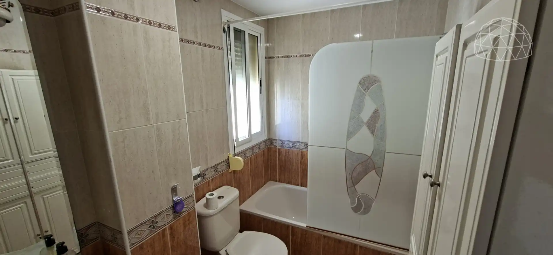 Bathroom of Flat for sale in Sevilla  with Air Conditioner, Private garden and Furnished
