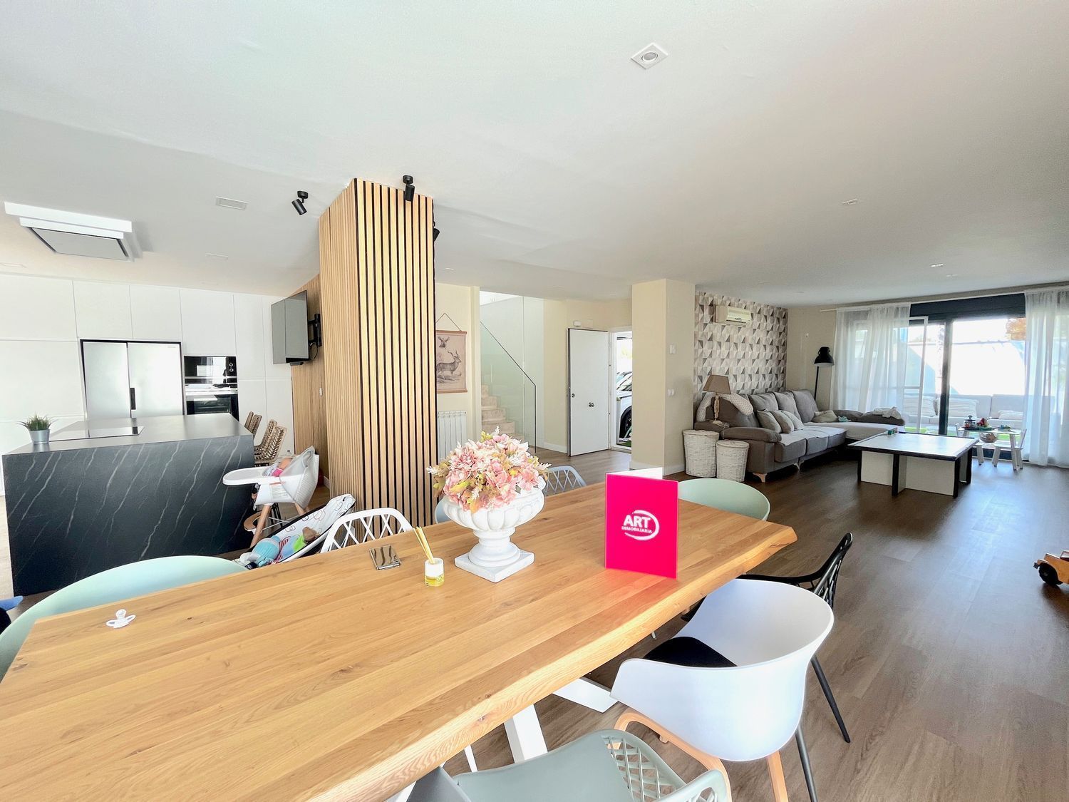 Menjador de Casa adosada en venda en La Pobla de Vallbona amb Aire condicionat, Calefacció i Terrassa