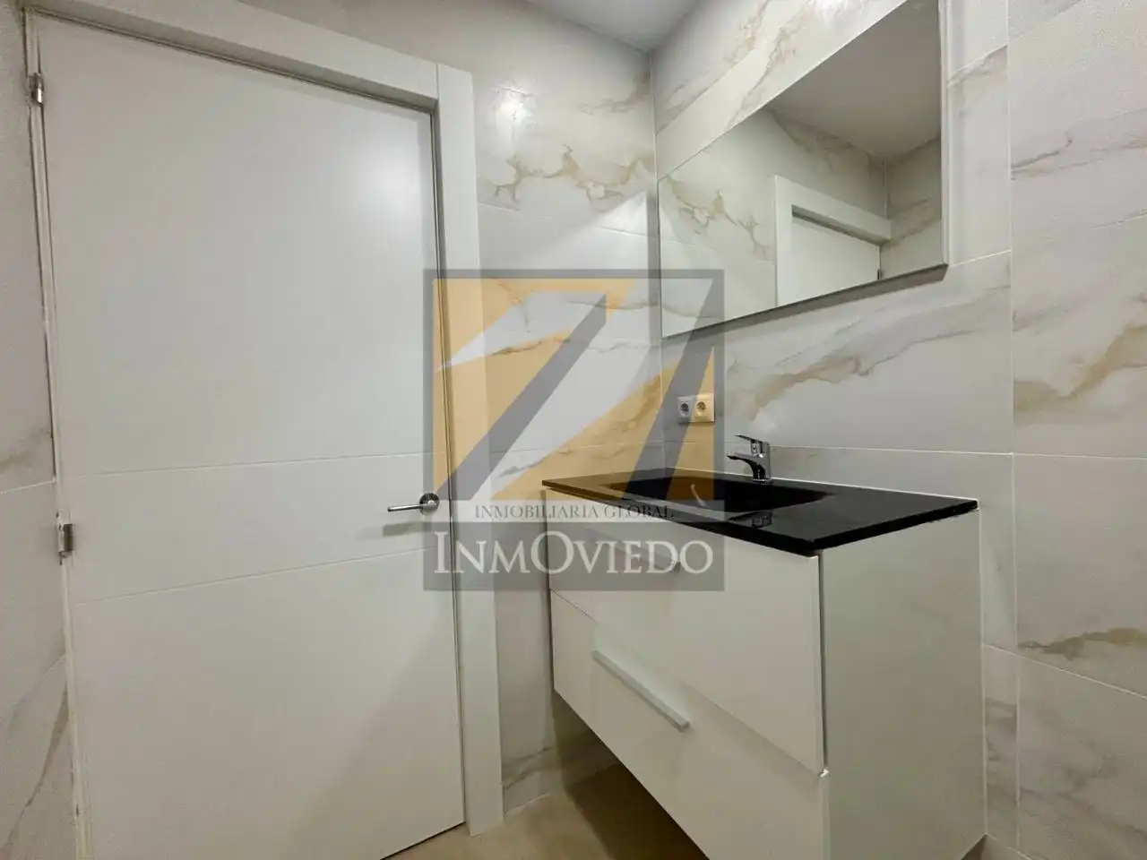 Baño de Piso en venta en Oviedo  con Terraza