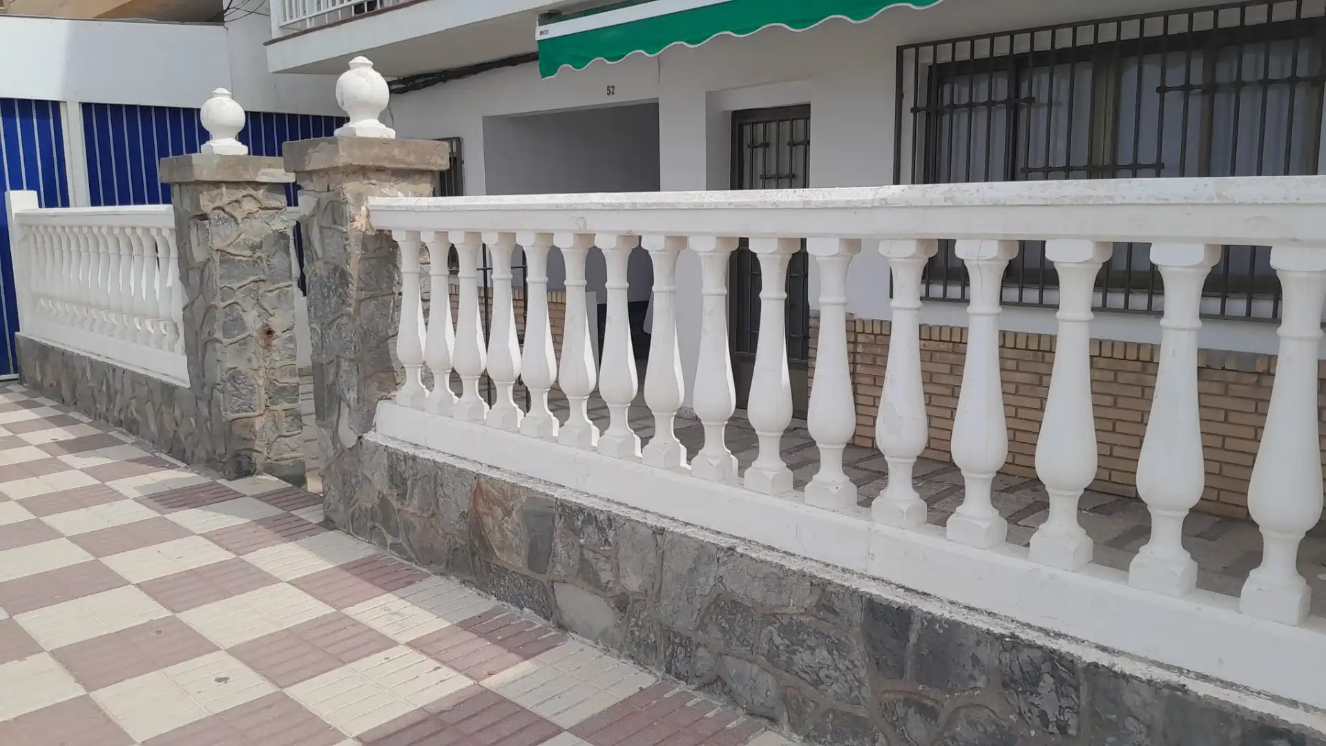Terrasse von Wohnung zum Verkauf in Torrenueva Costa mit Ofen, Waschmaschine und Balkon