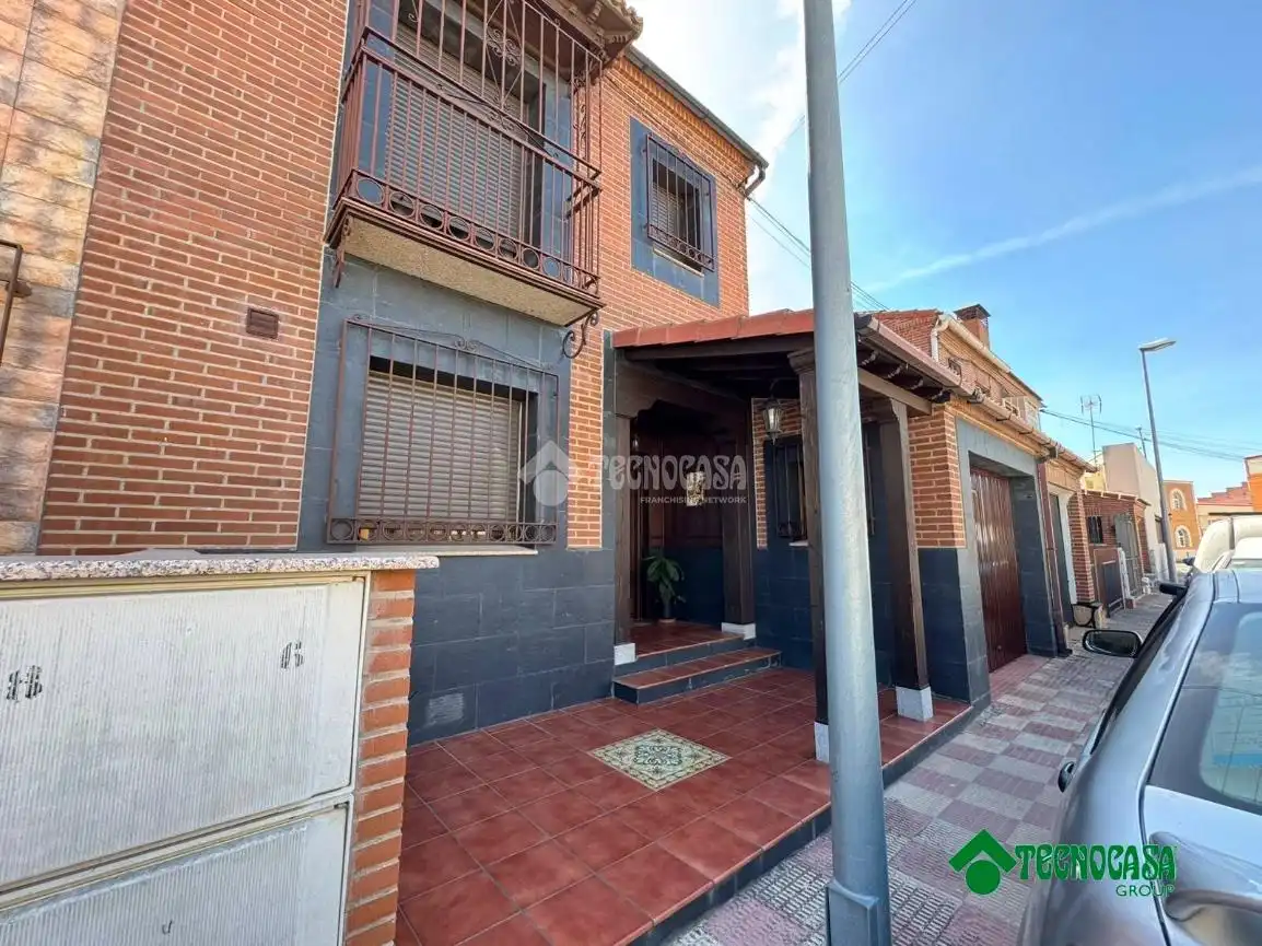 Vista exterior de Casa adosada en venda en Gerindote amb Aire condicionat, Calefacció i Jardí privat