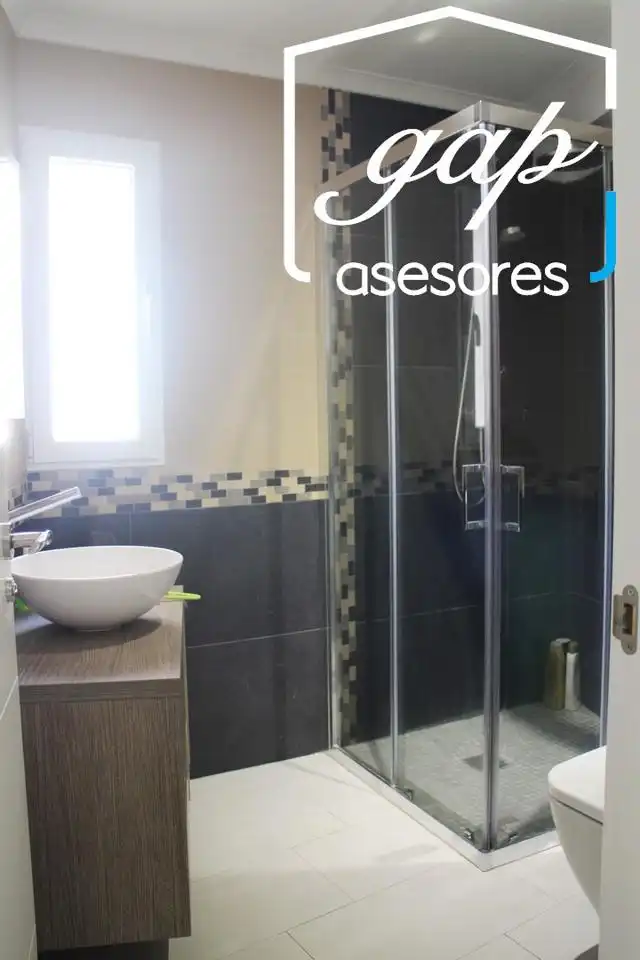 Bathroom of Flat for share in Centro