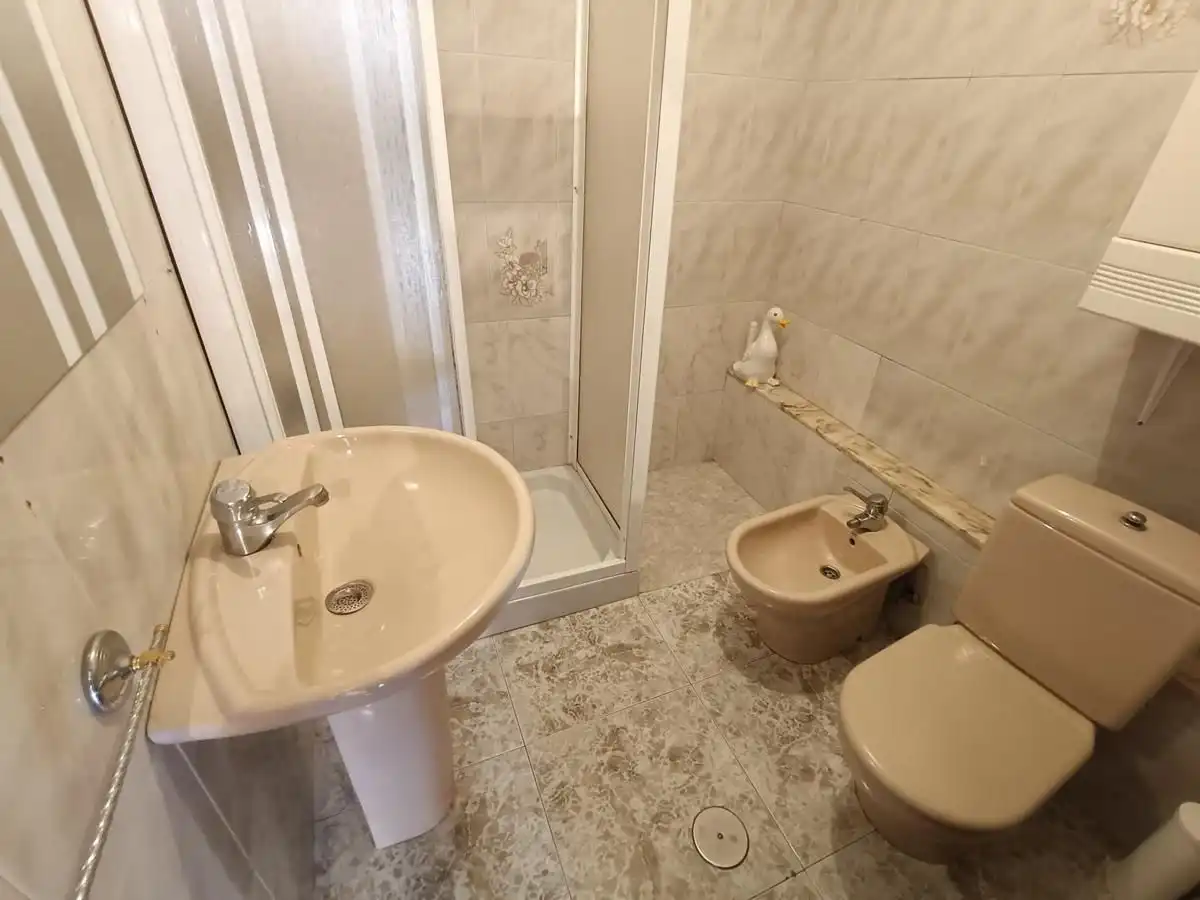 Badezimmer von Einfamilien-Reihenhaus zum Verkauf in Llanes mit Terrasse, Abstellraum und Möbliert