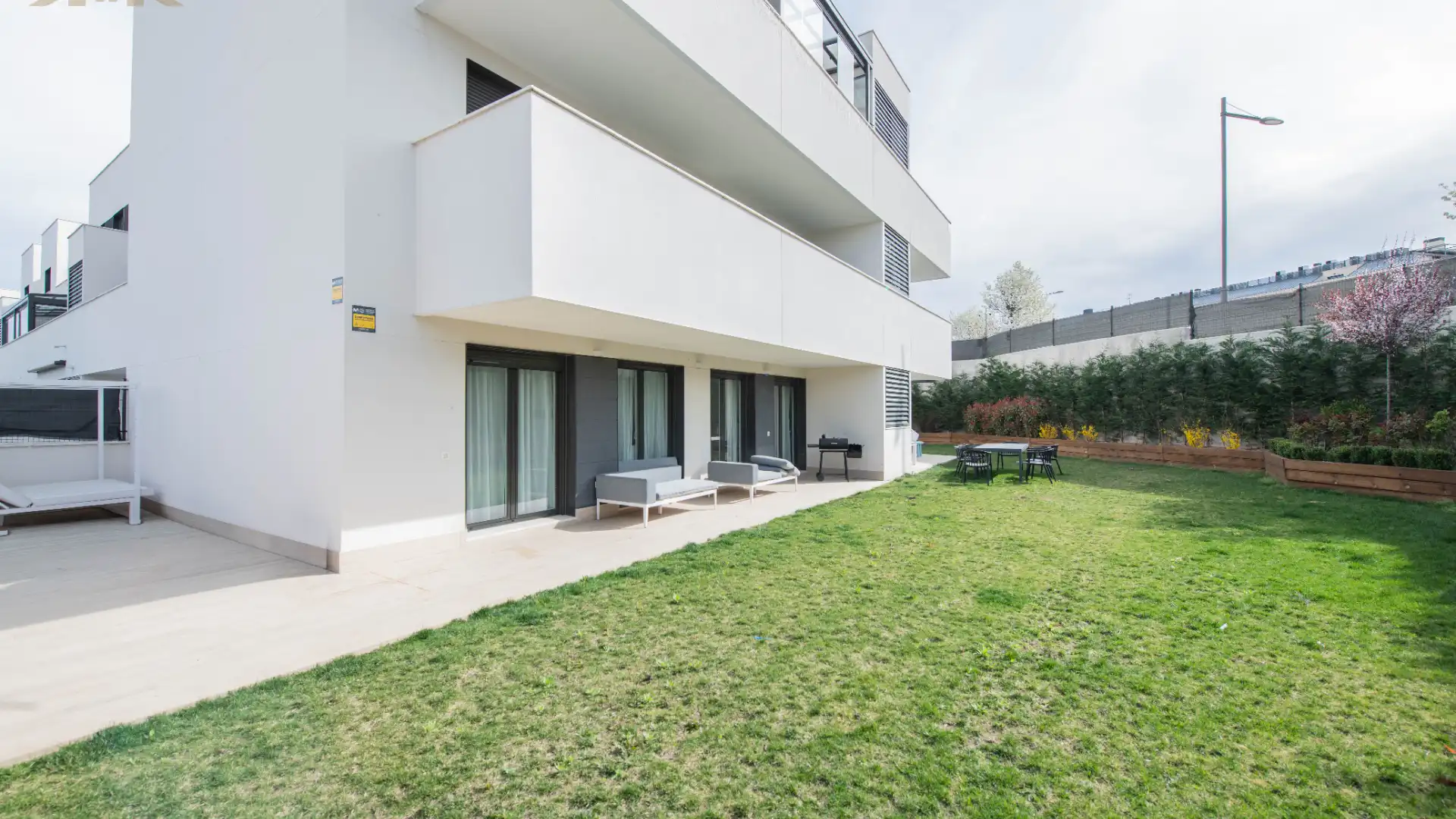 Vista exterior de Planta baja en venta en Boadilla del Monte con Aire acondicionado, Calefacción y Jardín privado