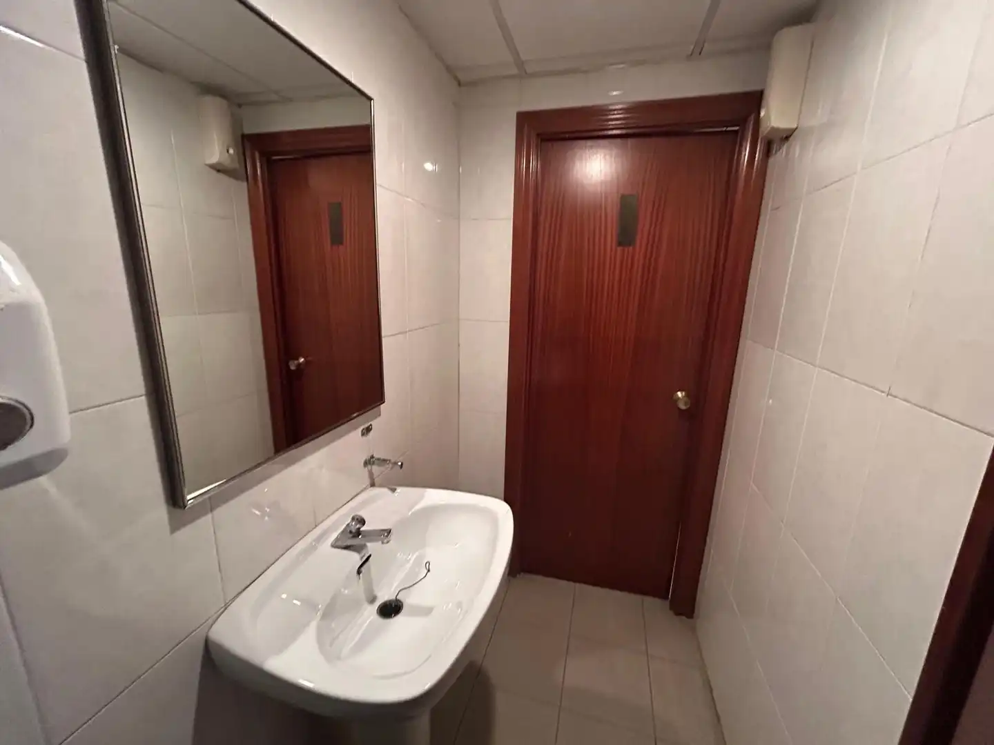 Baño de Local en venta en Barcelona con Aire acondicionado, Amueblado y Alarma