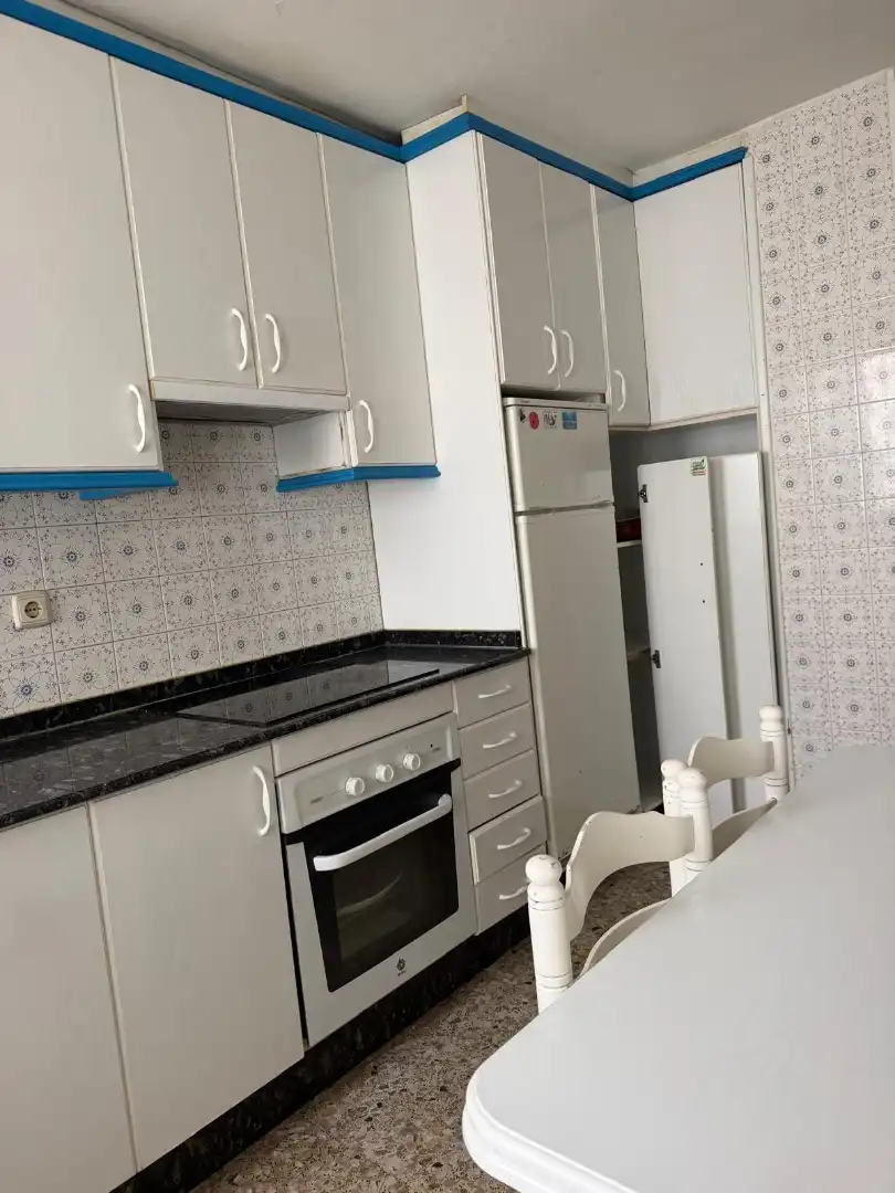 Küche von Wohnung zum Verkauf in Santiago de Compostela  mit Heizung, Parkett und Abstellraum