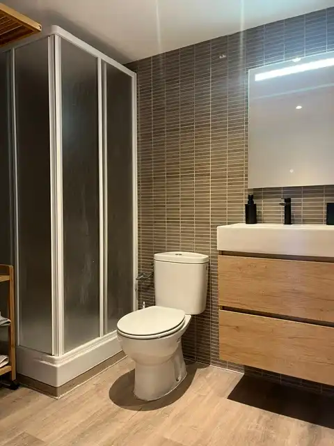 Baño de Apartamento en venta en Esterri d'Àneu con Calefacción, Parquet y Amueblado