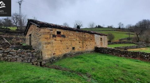 AUTÉNTICA CABAÑA PASIEGA PAREADA PARA REFORMAR EN UN TERRENO DE MÁS DE 15 HA.