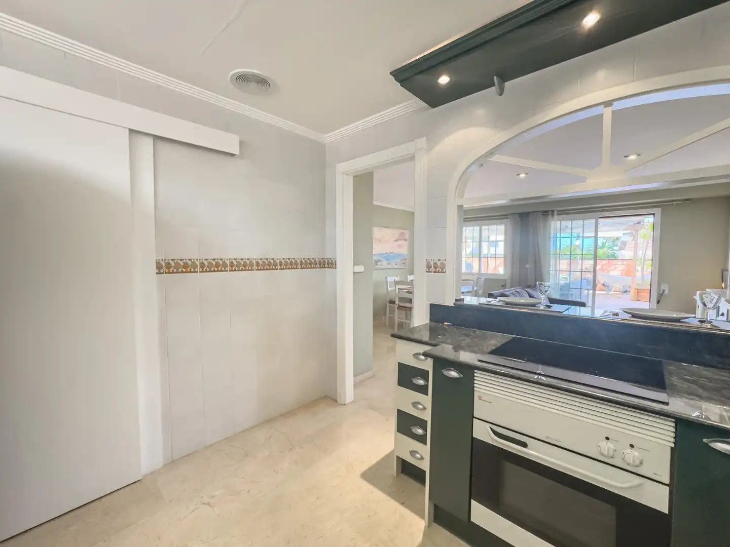 Cocina de Dúplex de alquiler en Santa Pola con Terraza, Trastero y Piscina