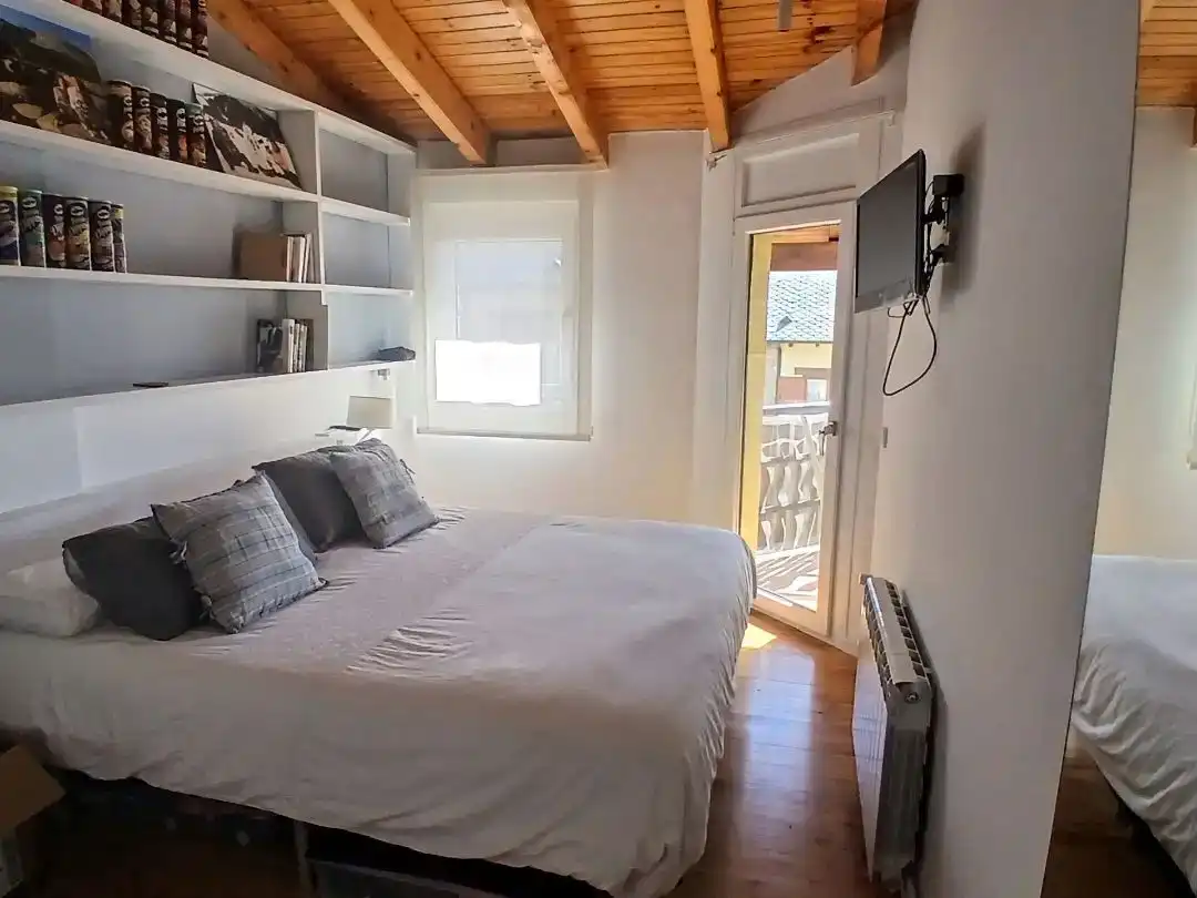 Bedroom of Duplexes for sale in Alp  with Parquet flooring, Storage room and Furnished