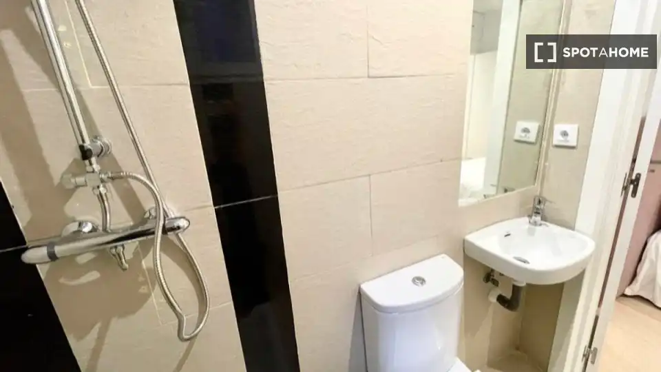 Baño de Piso de alquiler en Madrid con Aire acondicionado, Calefacción y Amueblado
