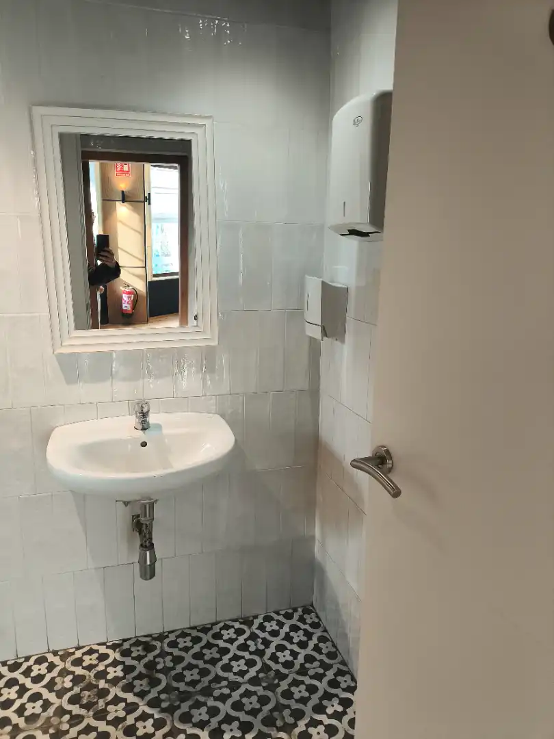 Badezimmer von Geschaftsraum zum Verkauf in Ames