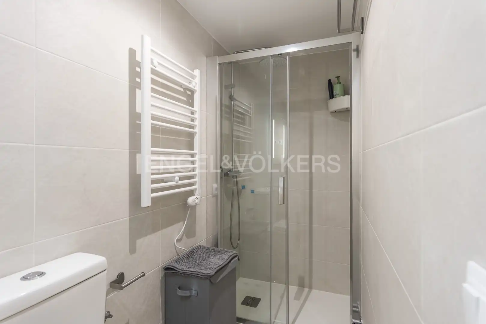 Bathroom of Flat for rent in Madrid  with Air Conditioner, Heating and Parquet flooring