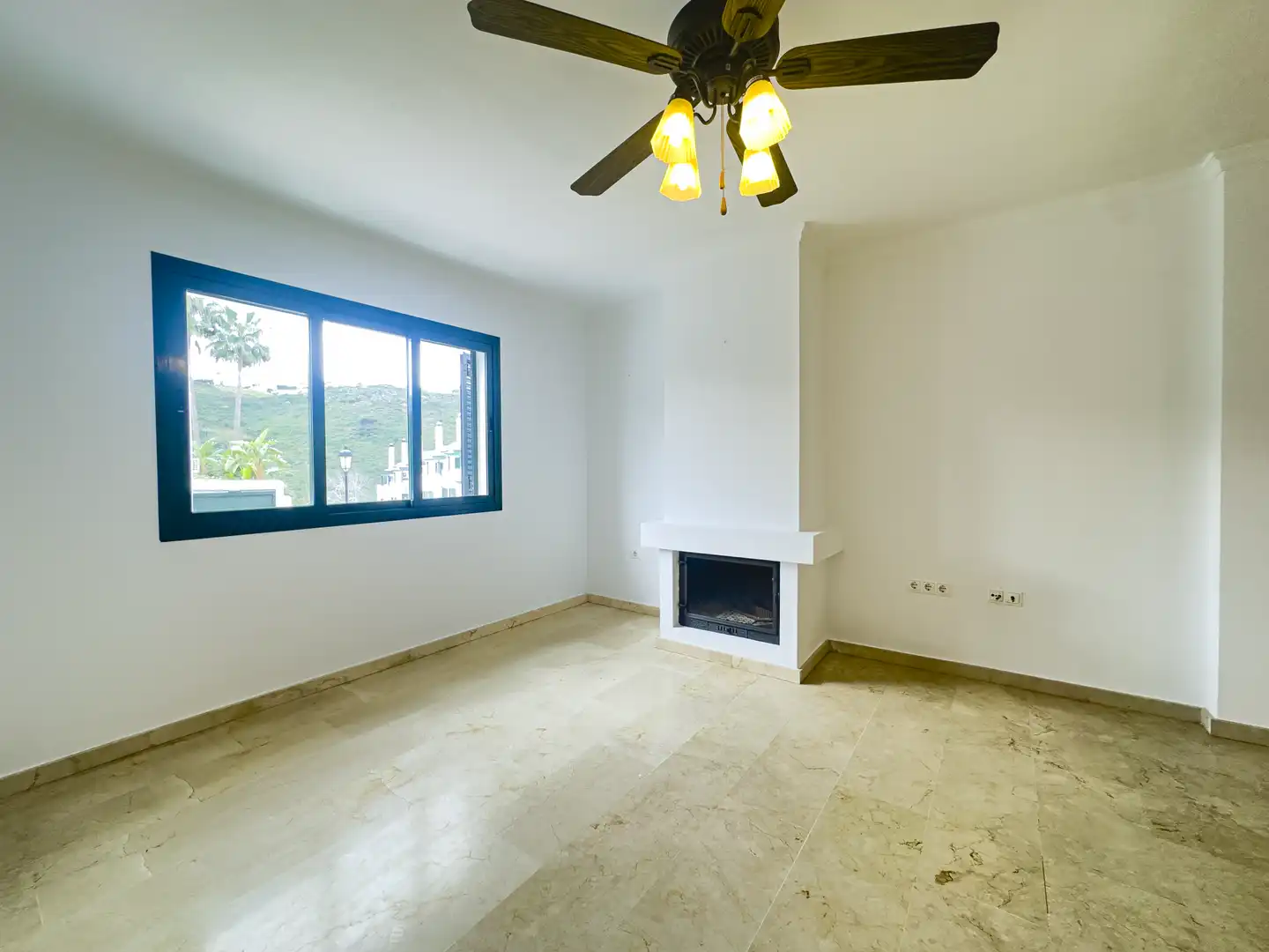 Sala d'estar de Casa adosada en venda en Manilva amb Jardí privat, Terrassa i Traster