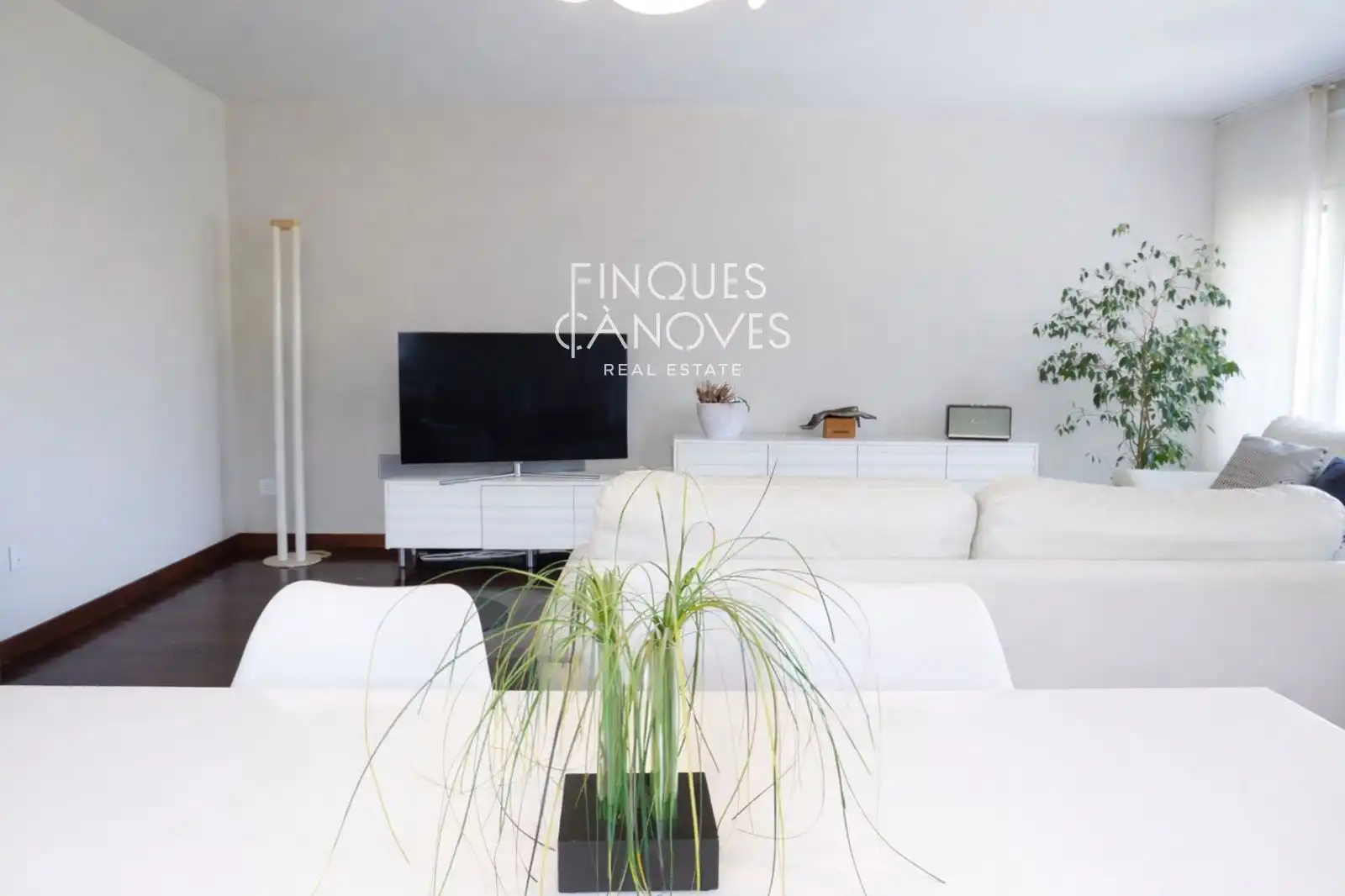 Sala de estar de Casa adosada en venta en Girona con Aire acondicionado, Calefacción y Jardín privado