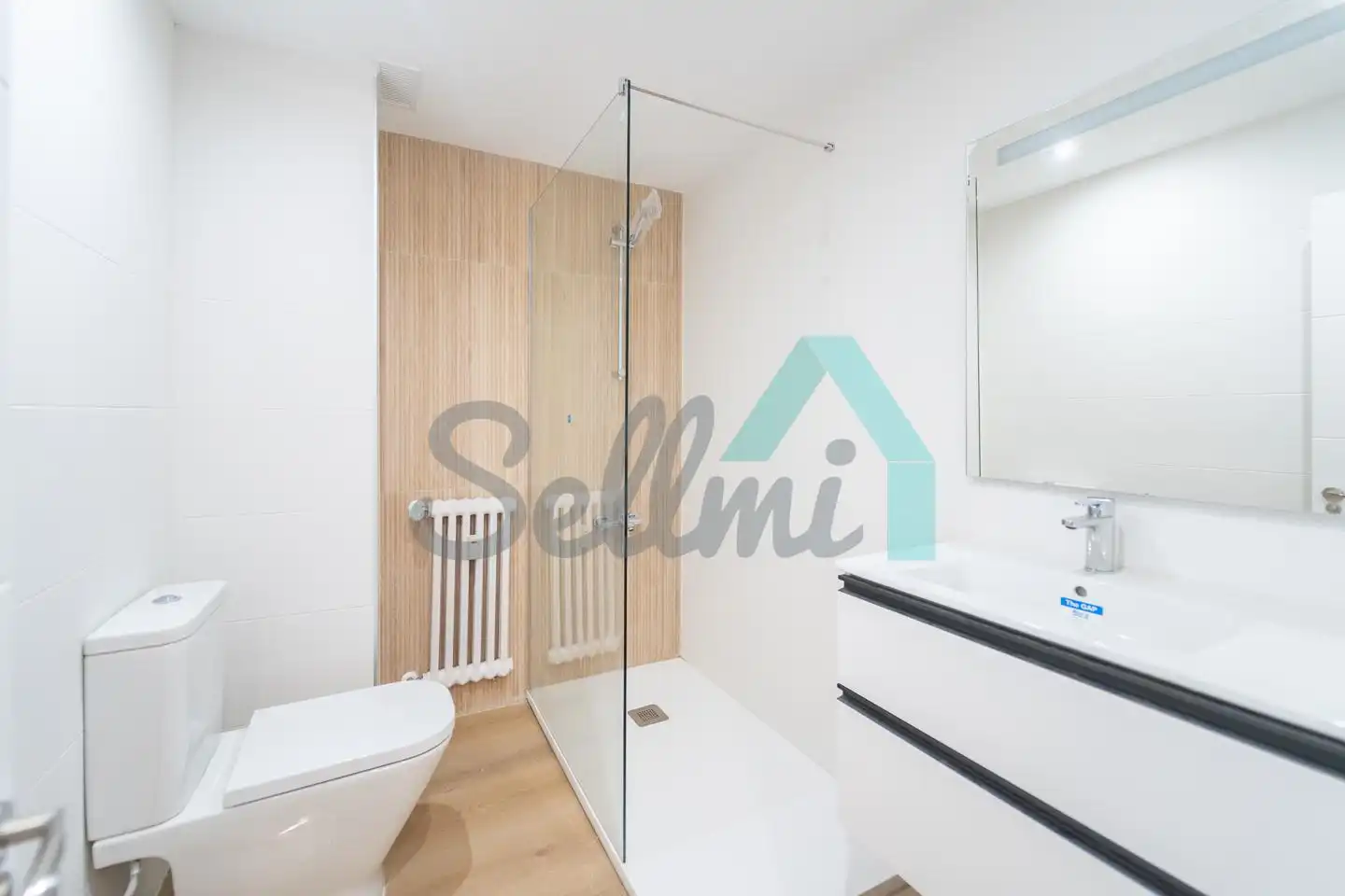 Bathroom of Flat for sale in Oviedo   with Heating, Parquet flooring and Storage room