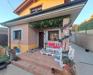 Vista exterior de Casa o xalet en venda en Cardeñadijo amb Terrassa