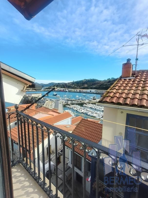 Vista exterior de Pis en venda en Bermeo amb Traster i Balcó