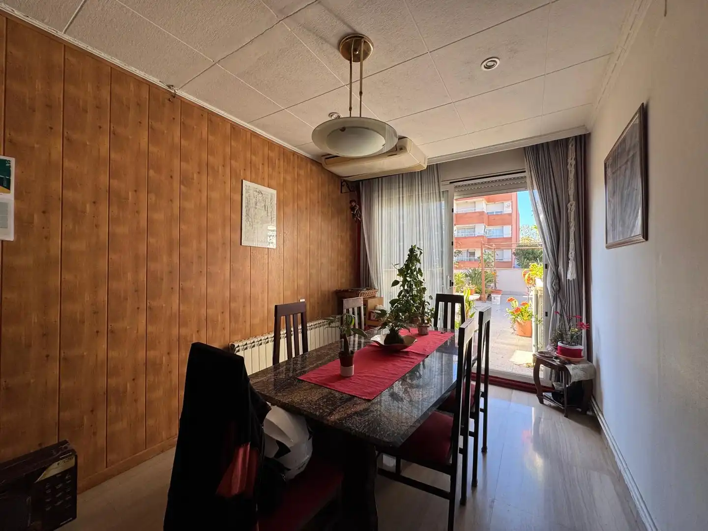 Comedor de Casa adosada en venta en Sabadell con Calefacción, Terraza y Trastero