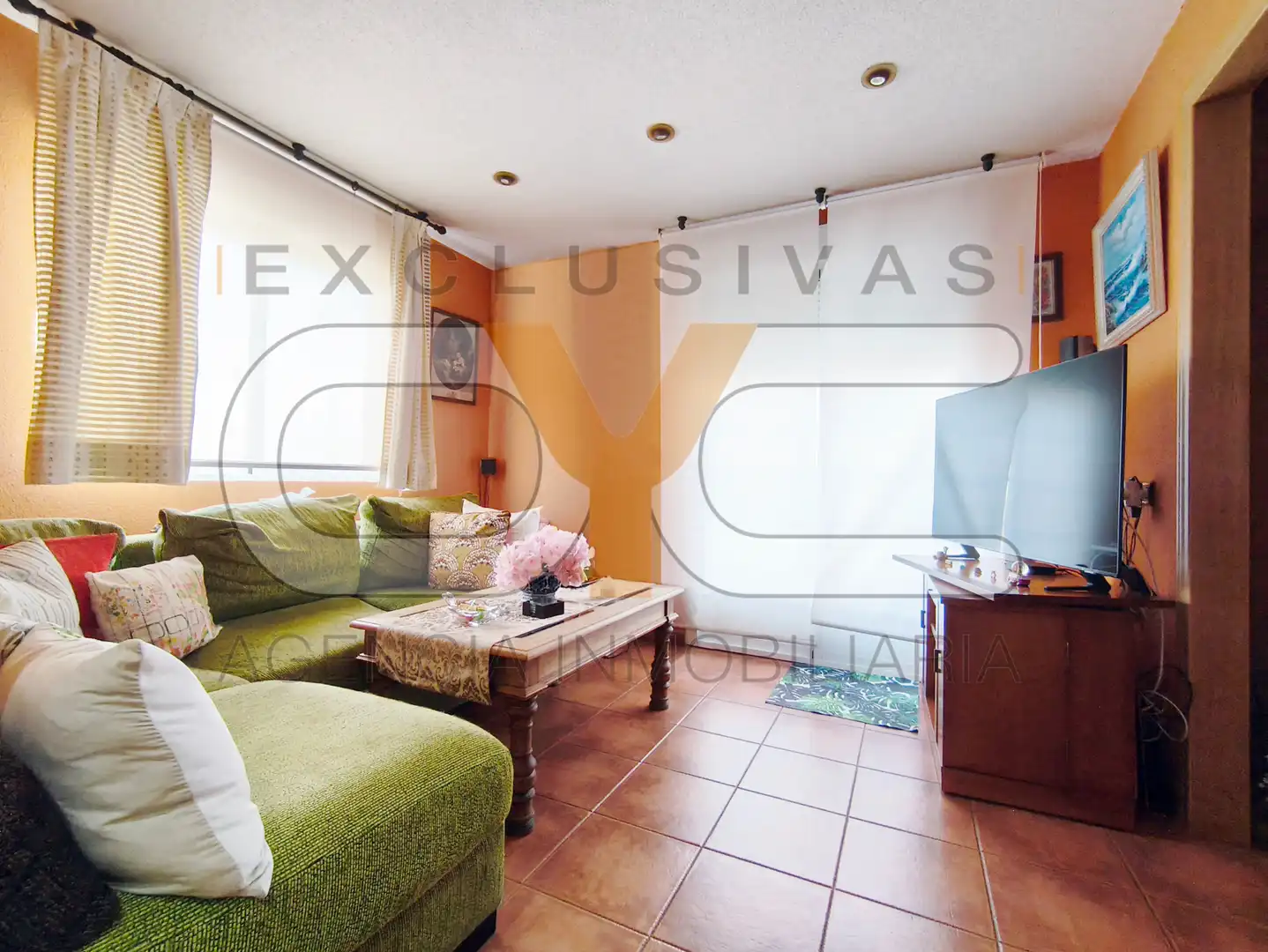 Sala de estar de Casa adosada en venta en Serranillos del Valle con Aire acondicionado, Calefacción y Jardín privado