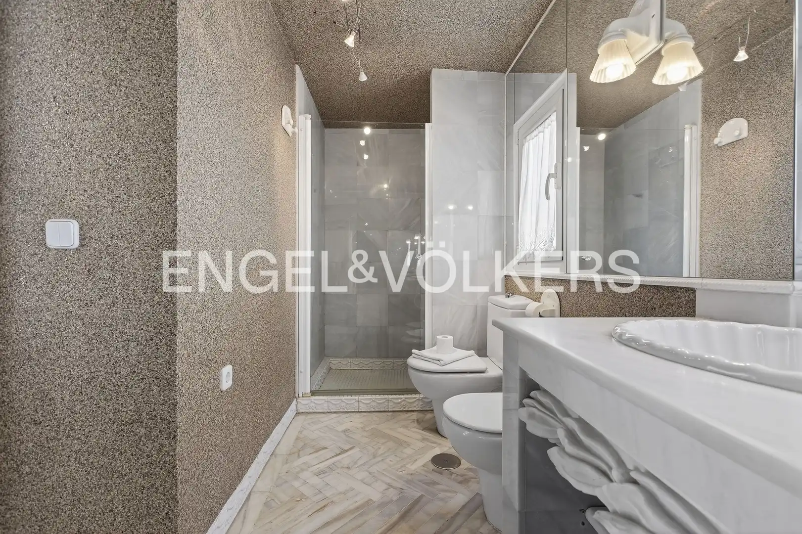 Bathroom of Houses for sale in Sevilla  with Air Conditioner, Heating and Parquet flooring